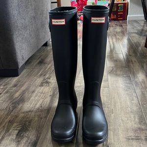 Tall Hunter rain boots (black) - size 8 women